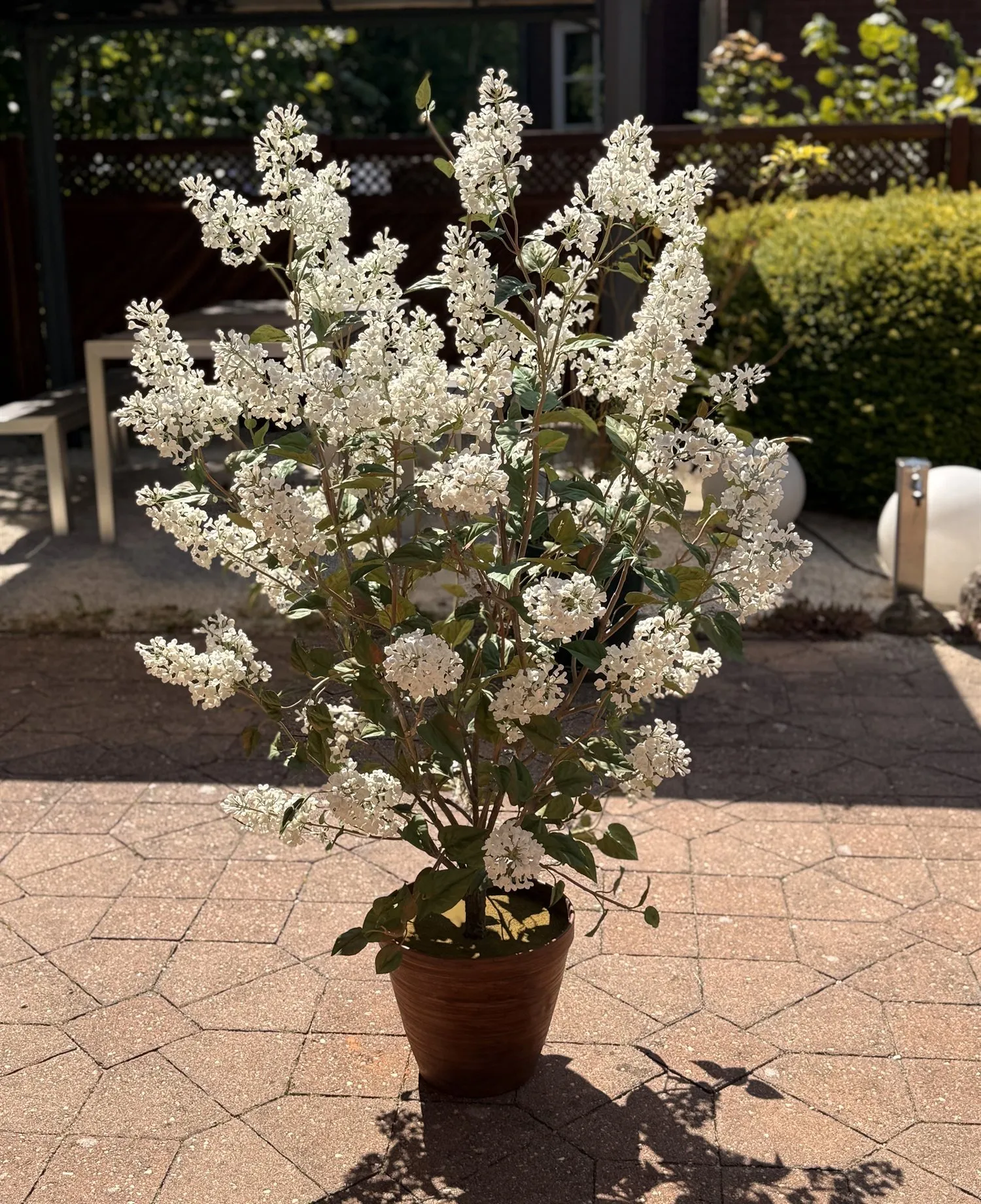 White lilac — botanical sculpture in porcelain and hand-painted copper by Faja Schroeder